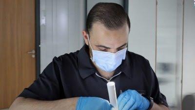 طبيب سوري يحصد لقب "أفضل طبيب أسنان في تركيا" لعام 2026.. ما قصته؟