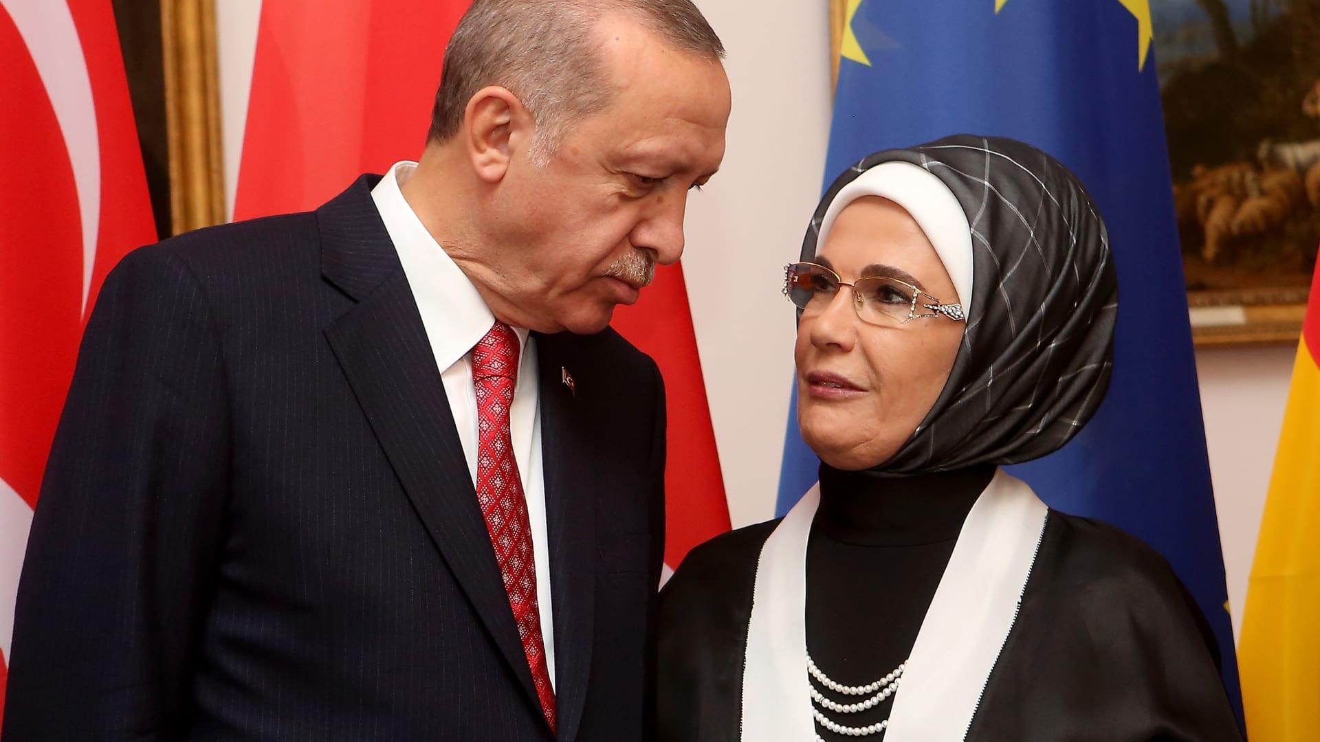 أردوغان يمازح الصحفيين بشأن عيد الأضحى: زوجتي من تقرر
