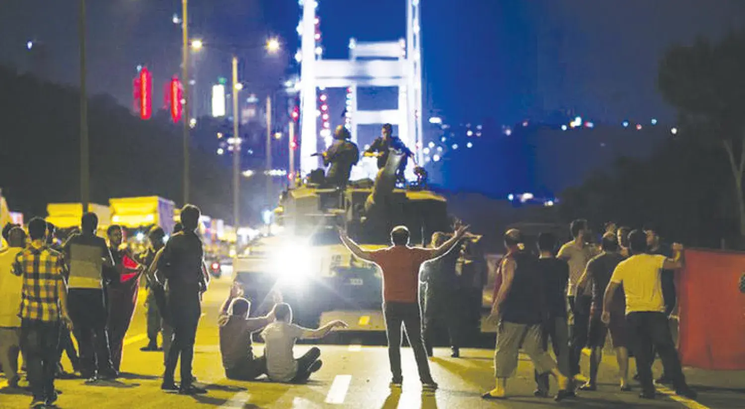 ماذا حدث ليلة الانقلاب في تركيا؟.. دبابات في الشوارع وطائرات تقصف البرلمان وأردوغان ينادي.. والأتراك يلبون النداء